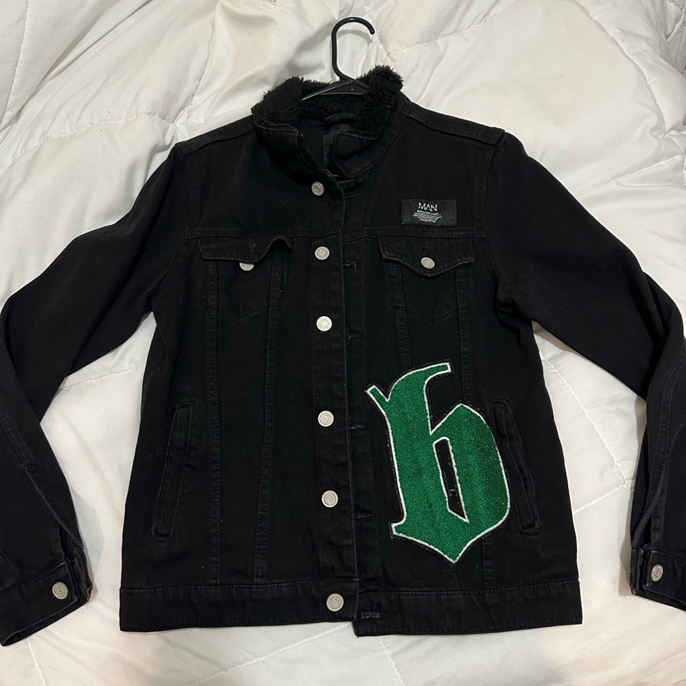 Boohoo jean jacket with patches on it